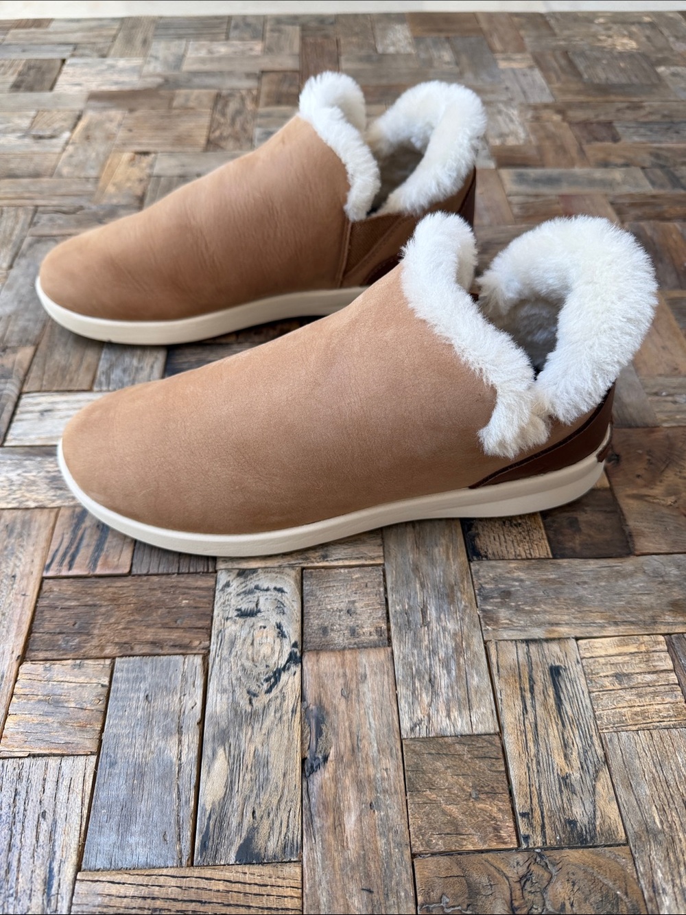 OluKai Women’s Malua HuLu Waterproof Slip-On Boot in Warm Taupe/Off White Size 8